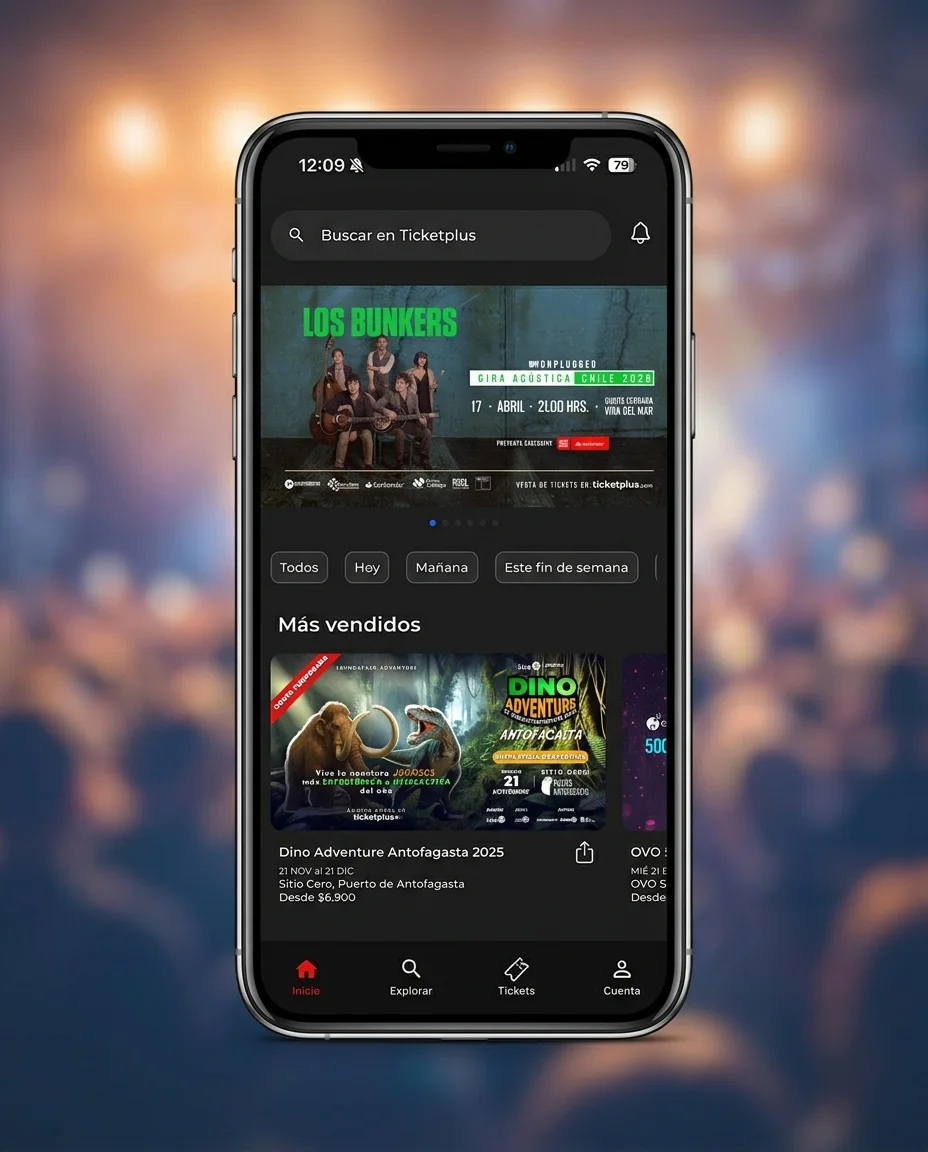 App Manager Ticketplus en tablet y smartphone sobre un escritorio mostrando ventas, validados y gráficos en vivo